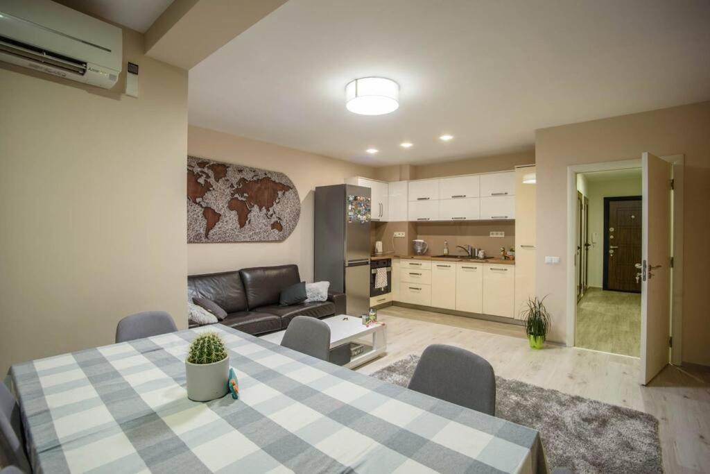 Sunny Spacious Apartment In A Great Location Казанлик Екстер'єр фото